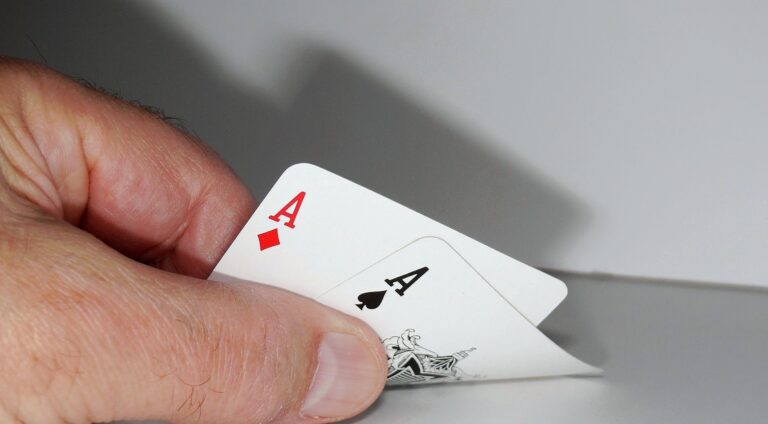 Introduction to poker games, blackjack game teaching